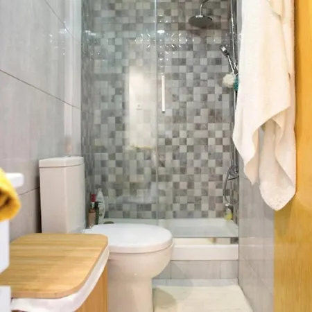 Bright Sunny 1 Bedroom With Air Conditioning Apartment *